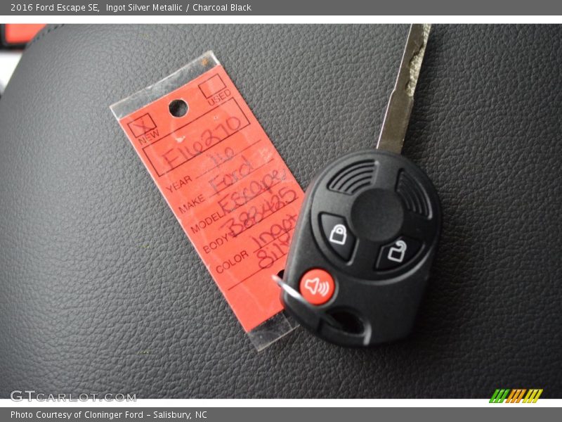 Ingot Silver Metallic / Charcoal Black 2016 Ford Escape SE