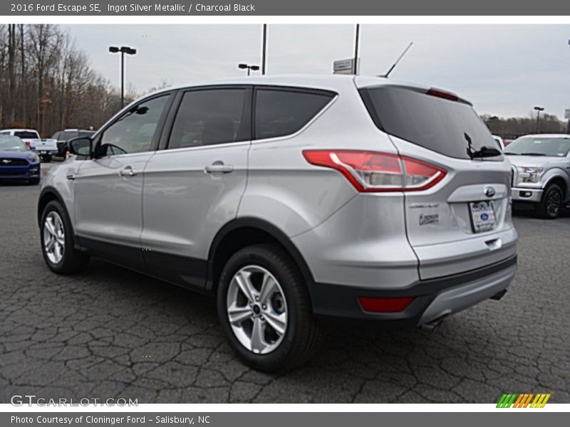 Ingot Silver Metallic / Charcoal Black 2016 Ford Escape SE