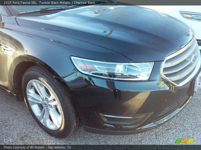 Tuxedo Black Metallic / Charcoal Black 2015 Ford Taurus SEL