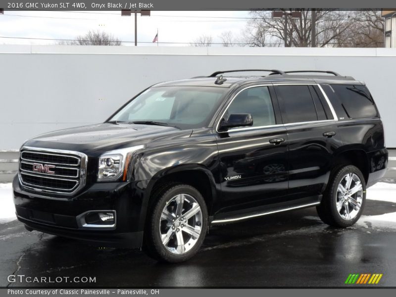 Front 3/4 View of 2016 Yukon SLT 4WD