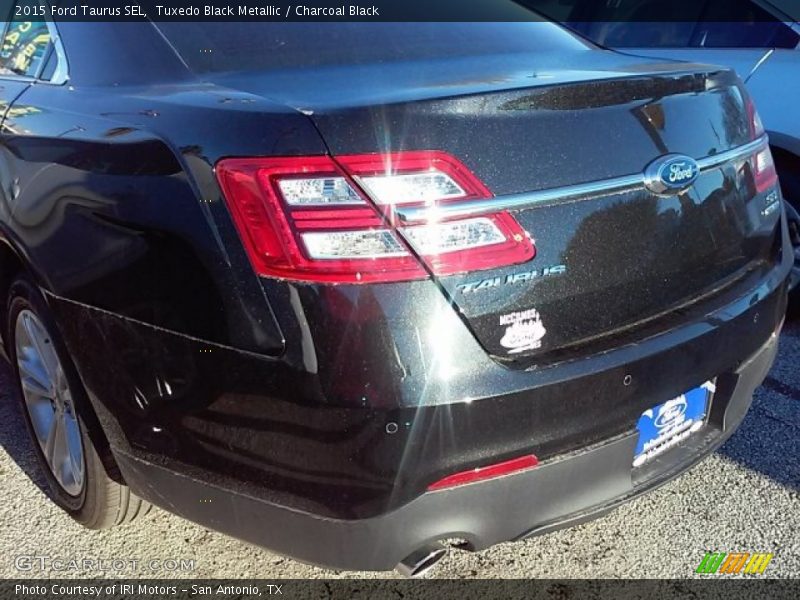 Tuxedo Black Metallic / Charcoal Black 2015 Ford Taurus SEL