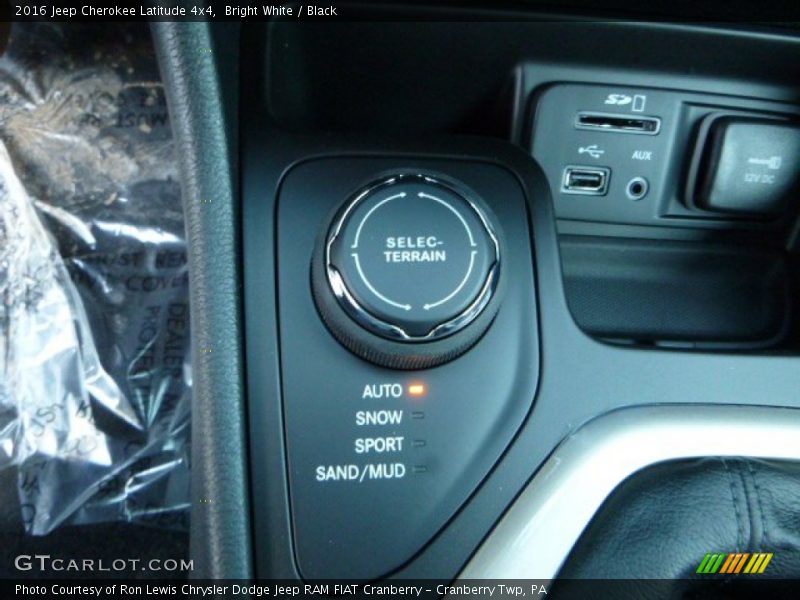 Bright White / Black 2016 Jeep Cherokee Latitude 4x4