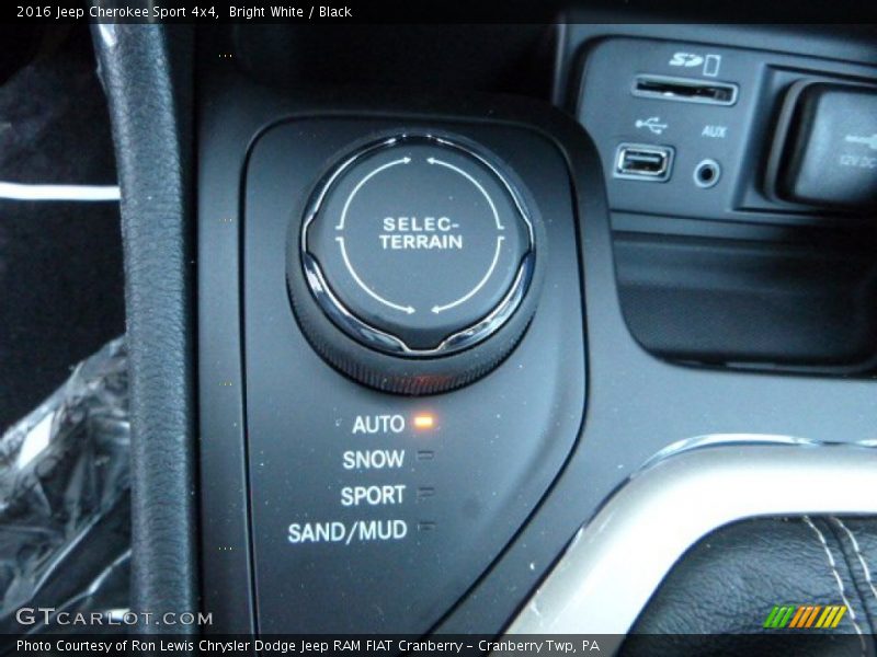 Bright White / Black 2016 Jeep Cherokee Sport 4x4