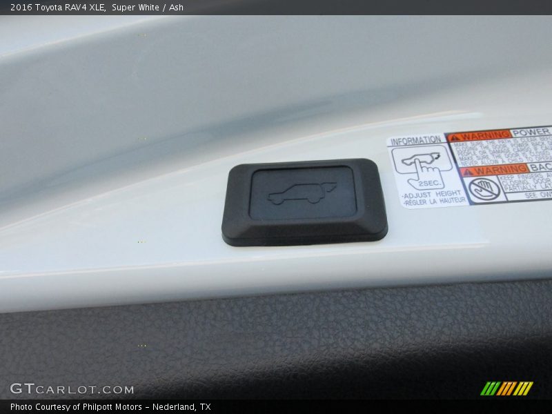 Super White / Ash 2016 Toyota RAV4 XLE
