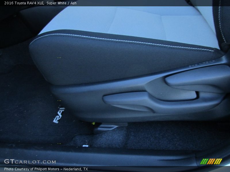 Super White / Ash 2016 Toyota RAV4 XLE