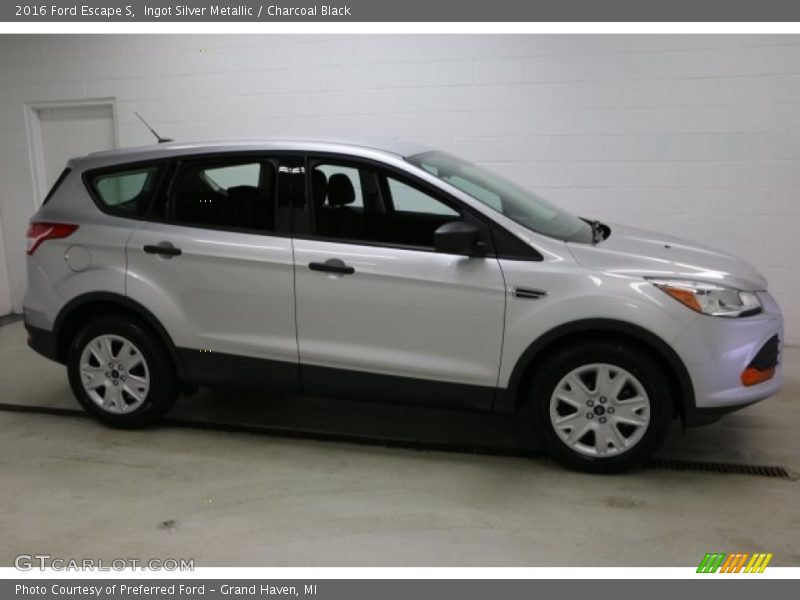 Ingot Silver Metallic / Charcoal Black 2016 Ford Escape S