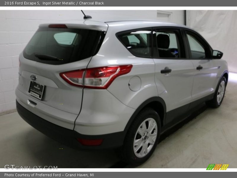 Ingot Silver Metallic / Charcoal Black 2016 Ford Escape S