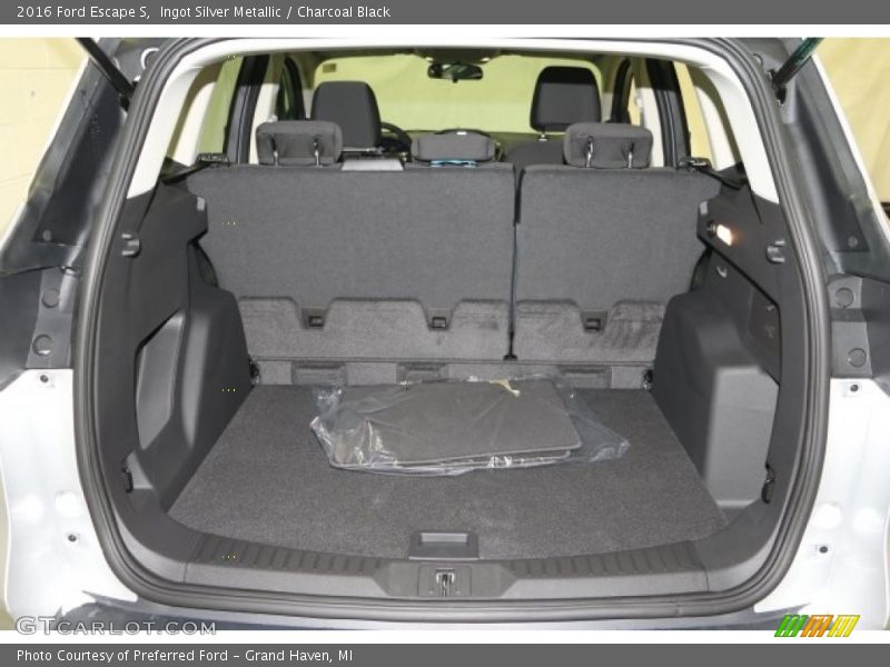 Ingot Silver Metallic / Charcoal Black 2016 Ford Escape S