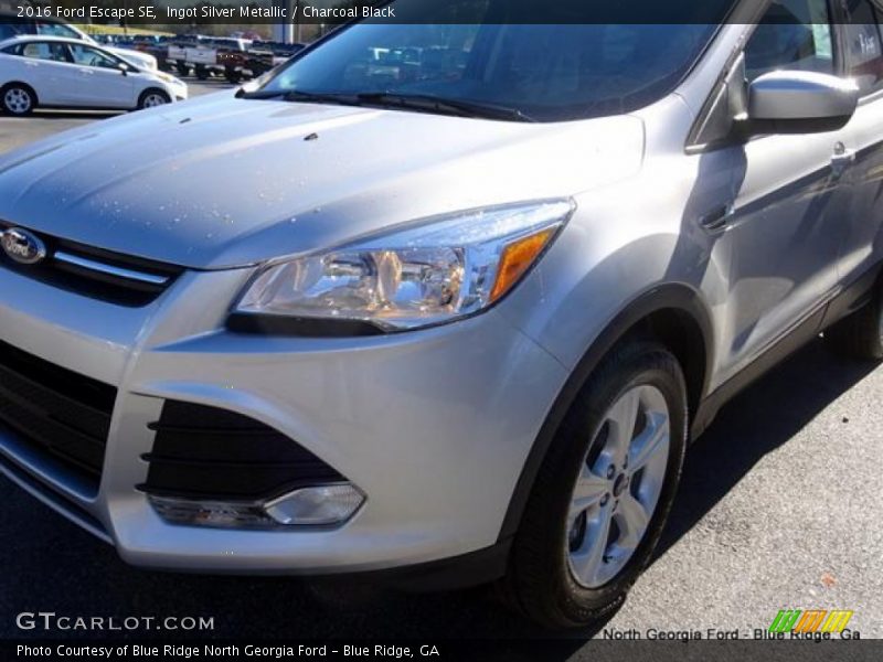 Ingot Silver Metallic / Charcoal Black 2016 Ford Escape SE