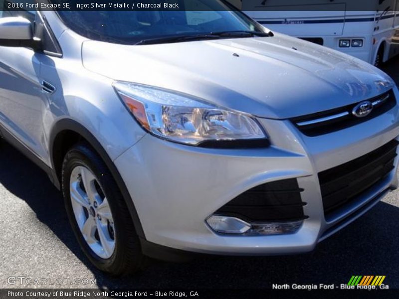 Ingot Silver Metallic / Charcoal Black 2016 Ford Escape SE