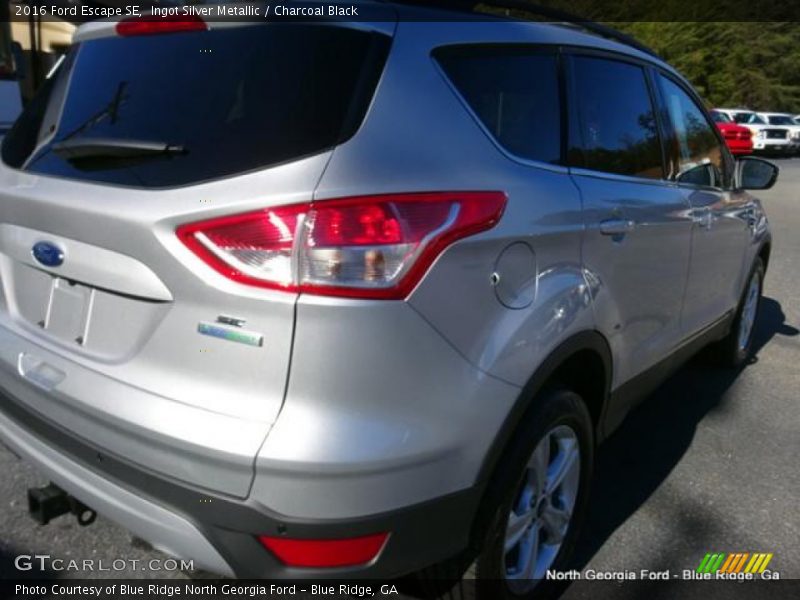 Ingot Silver Metallic / Charcoal Black 2016 Ford Escape SE