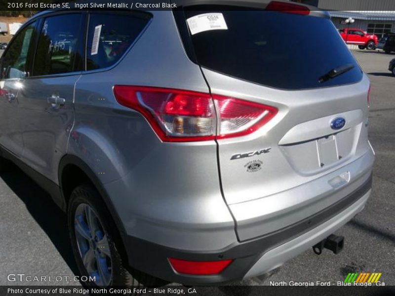 Ingot Silver Metallic / Charcoal Black 2016 Ford Escape SE