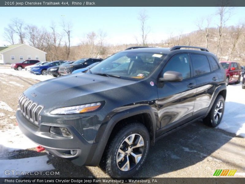 Front 3/4 View of 2016 Cherokee Trailhawk 4x4