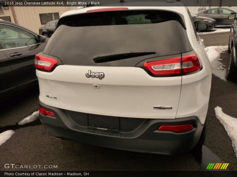 Bright White / Black 2016 Jeep Cherokee Latitude 4x4