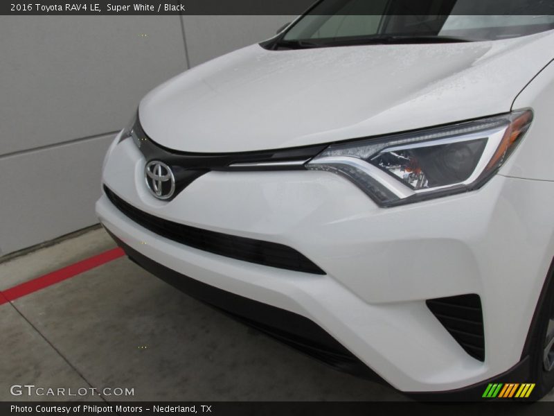 Super White / Black 2016 Toyota RAV4 LE