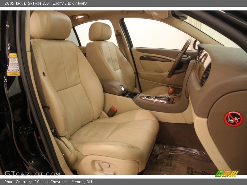 Ebony Black / Ivory 2005 Jaguar S-Type 3.0