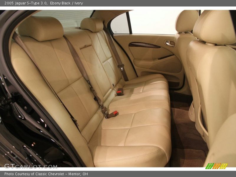 Ebony Black / Ivory 2005 Jaguar S-Type 3.0