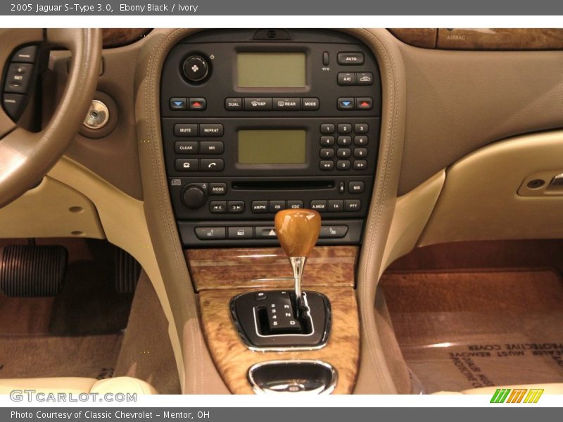 Ebony Black / Ivory 2005 Jaguar S-Type 3.0