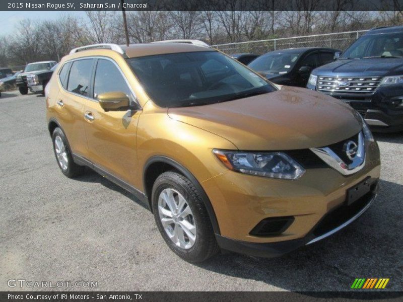 Front 3/4 View of 2015 Rogue SV
