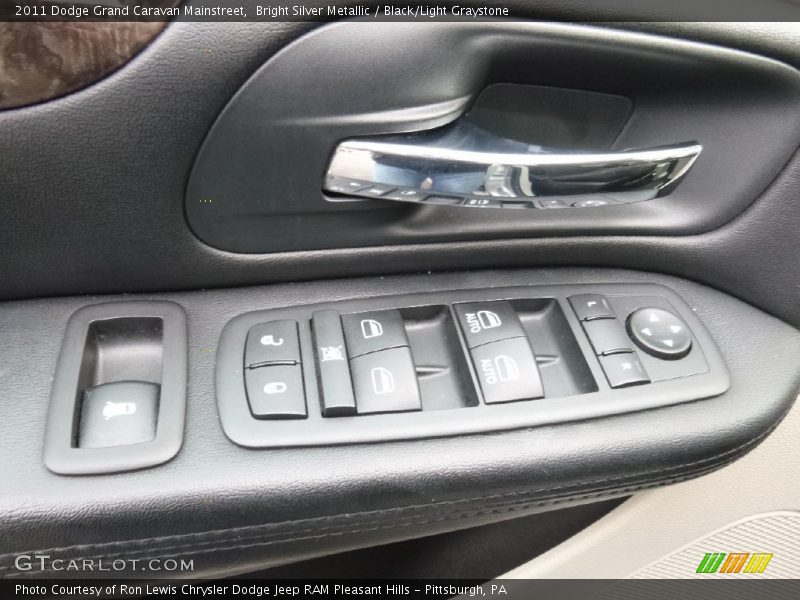 Bright Silver Metallic / Black/Light Graystone 2011 Dodge Grand Caravan Mainstreet