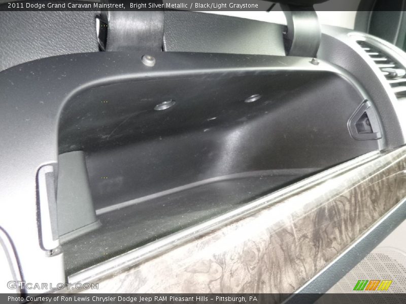 Bright Silver Metallic / Black/Light Graystone 2011 Dodge Grand Caravan Mainstreet