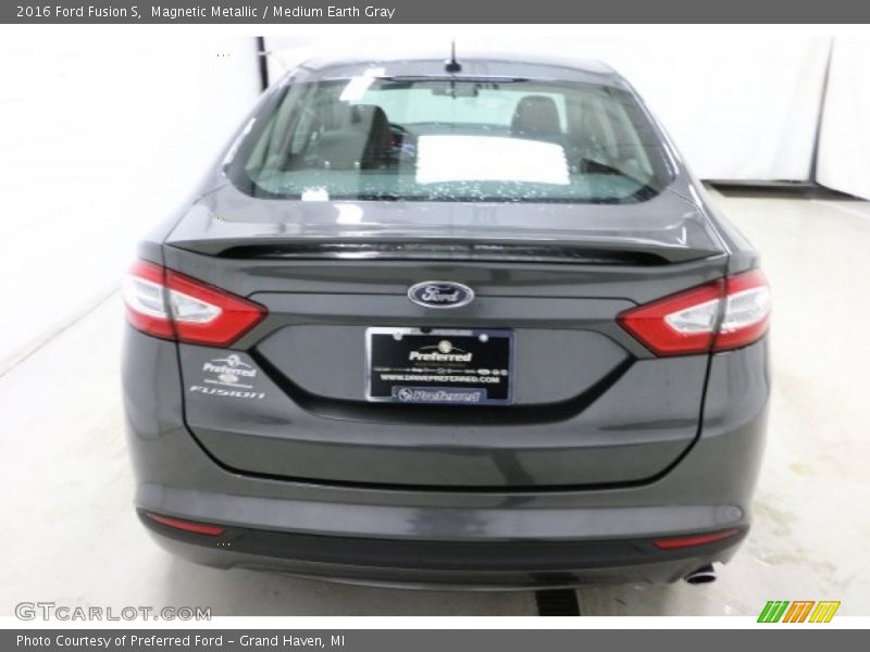 Magnetic Metallic / Medium Earth Gray 2016 Ford Fusion S