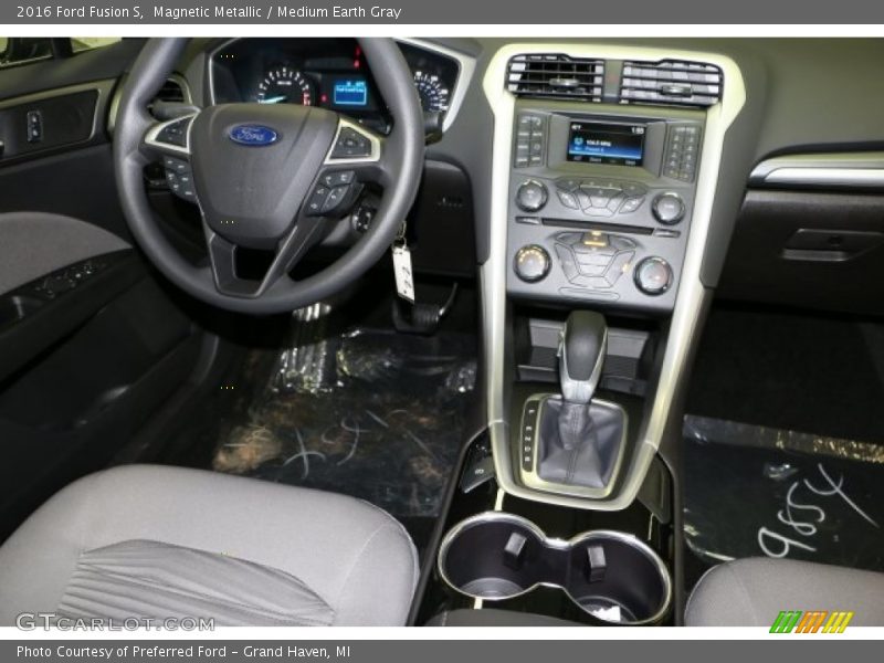 Magnetic Metallic / Medium Earth Gray 2016 Ford Fusion S