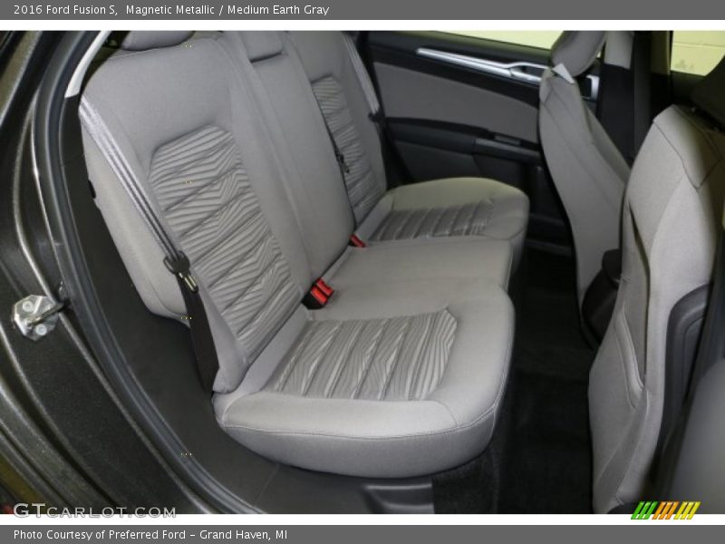 Magnetic Metallic / Medium Earth Gray 2016 Ford Fusion S