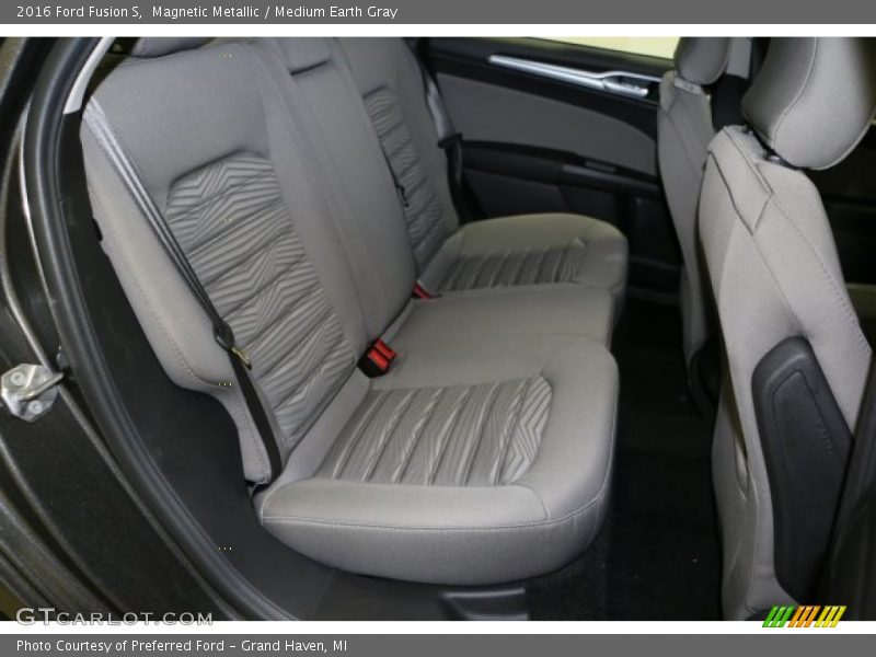 Magnetic Metallic / Medium Earth Gray 2016 Ford Fusion S