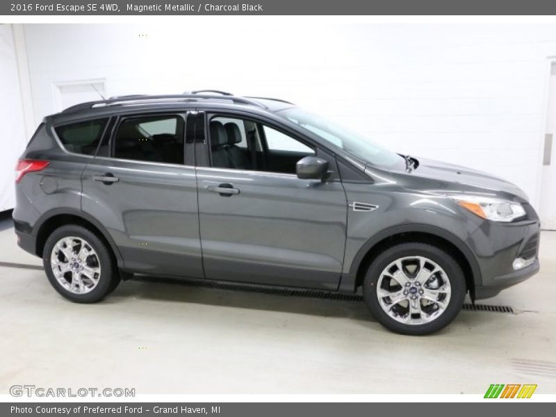 Magnetic Metallic / Charcoal Black 2016 Ford Escape SE 4WD
