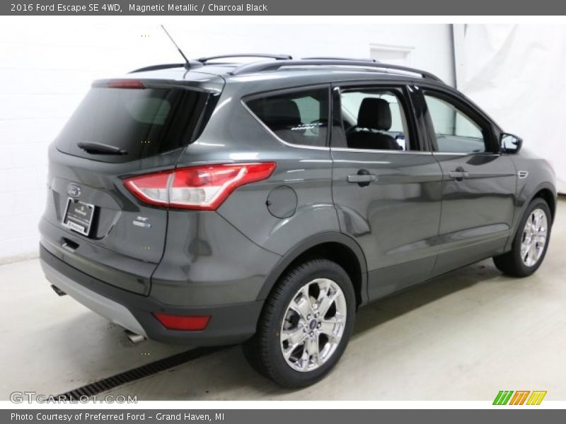 Magnetic Metallic / Charcoal Black 2016 Ford Escape SE 4WD