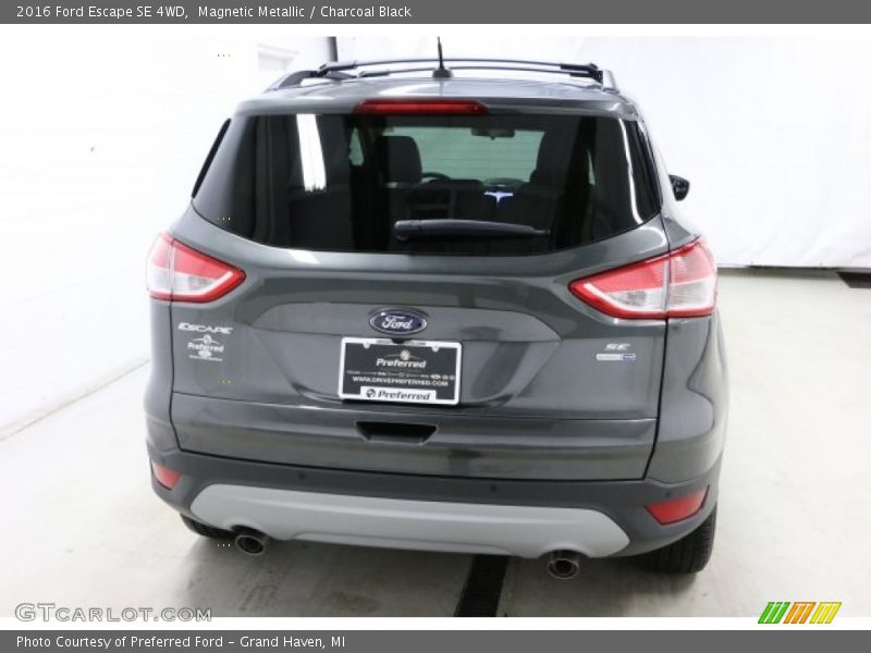 Magnetic Metallic / Charcoal Black 2016 Ford Escape SE 4WD