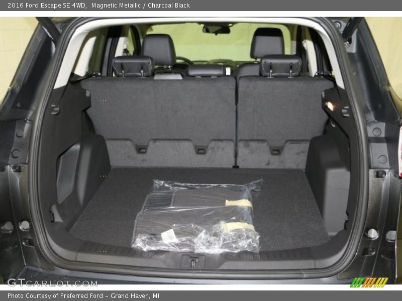 Magnetic Metallic / Charcoal Black 2016 Ford Escape SE 4WD