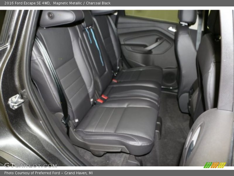 Magnetic Metallic / Charcoal Black 2016 Ford Escape SE 4WD