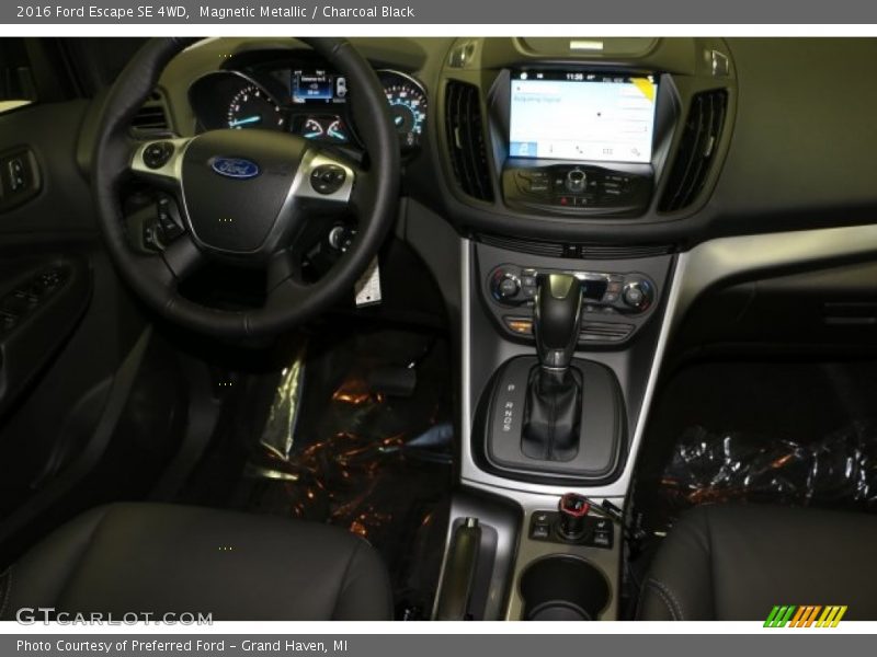 Magnetic Metallic / Charcoal Black 2016 Ford Escape SE 4WD