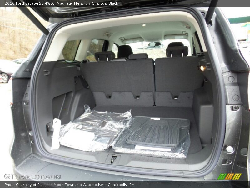Magnetic Metallic / Charcoal Black 2016 Ford Escape SE 4WD