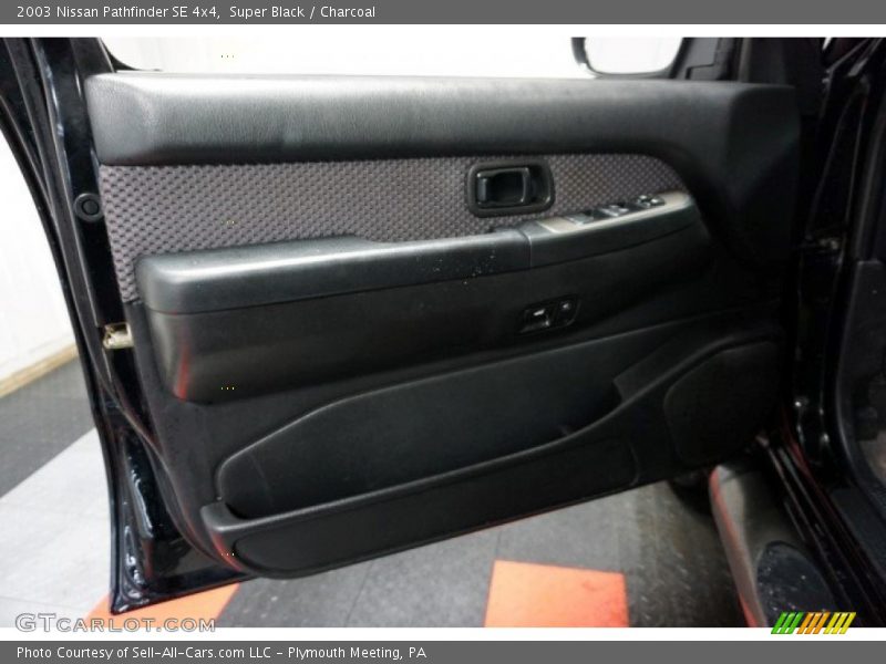 Super Black / Charcoal 2003 Nissan Pathfinder SE 4x4
