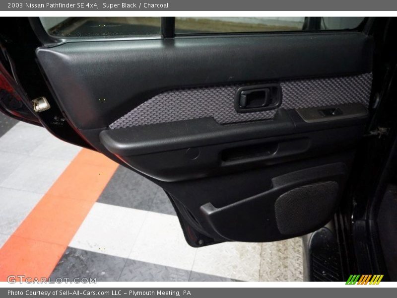 Super Black / Charcoal 2003 Nissan Pathfinder SE 4x4