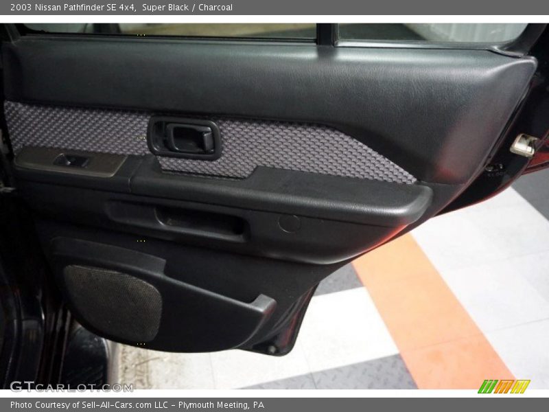 Super Black / Charcoal 2003 Nissan Pathfinder SE 4x4
