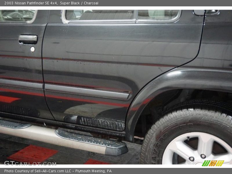 Super Black / Charcoal 2003 Nissan Pathfinder SE 4x4