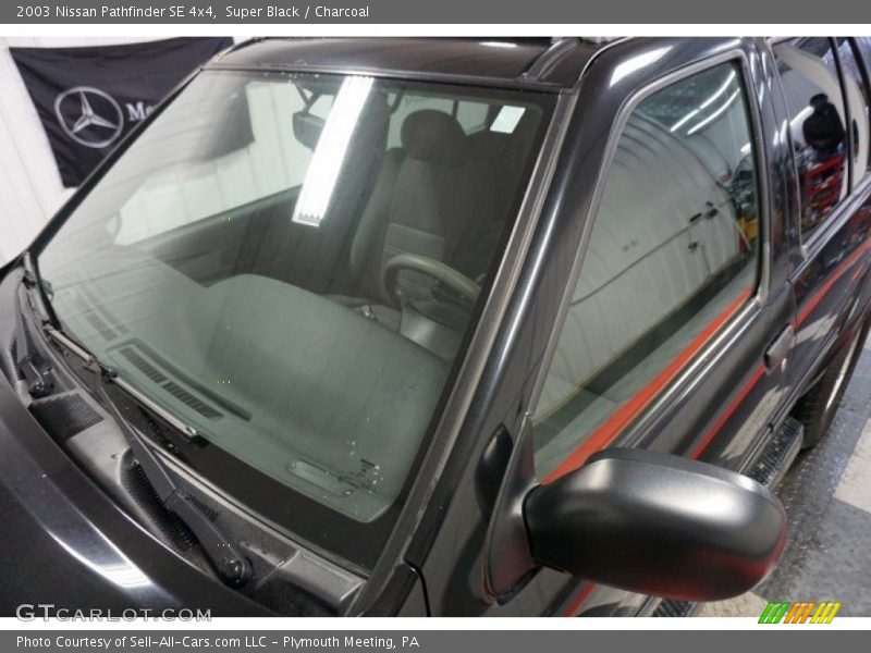 Super Black / Charcoal 2003 Nissan Pathfinder SE 4x4