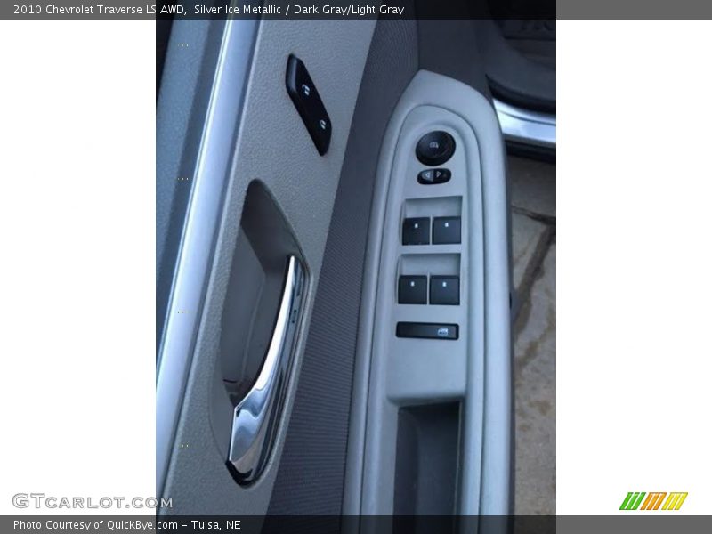 Silver Ice Metallic / Dark Gray/Light Gray 2010 Chevrolet Traverse LS AWD