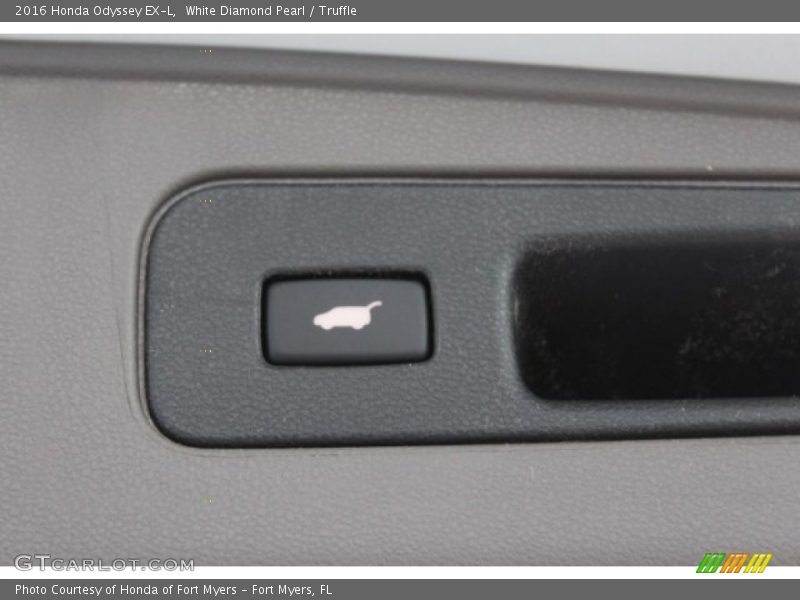 White Diamond Pearl / Truffle 2016 Honda Odyssey EX-L