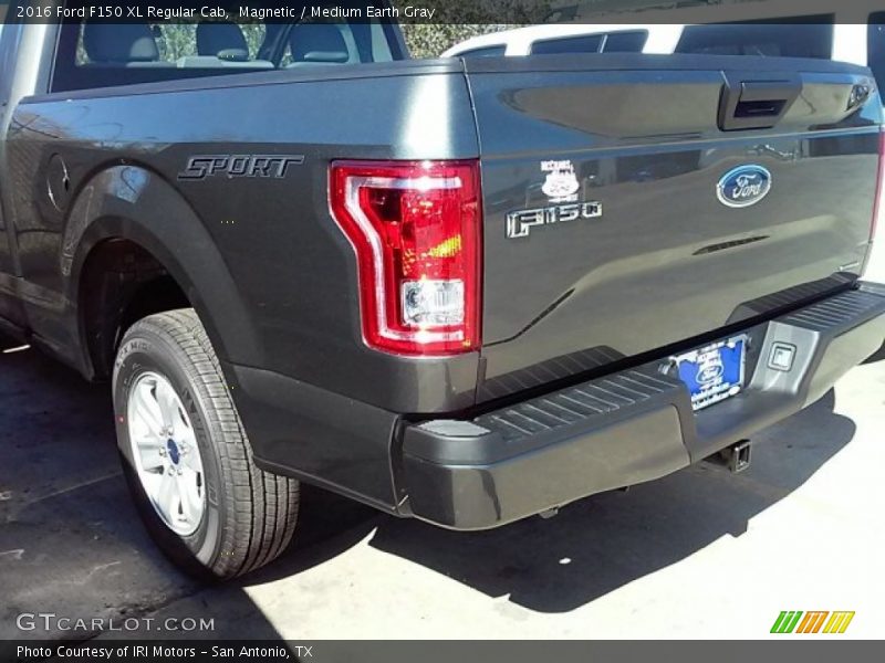 Magnetic / Medium Earth Gray 2016 Ford F150 XL Regular Cab