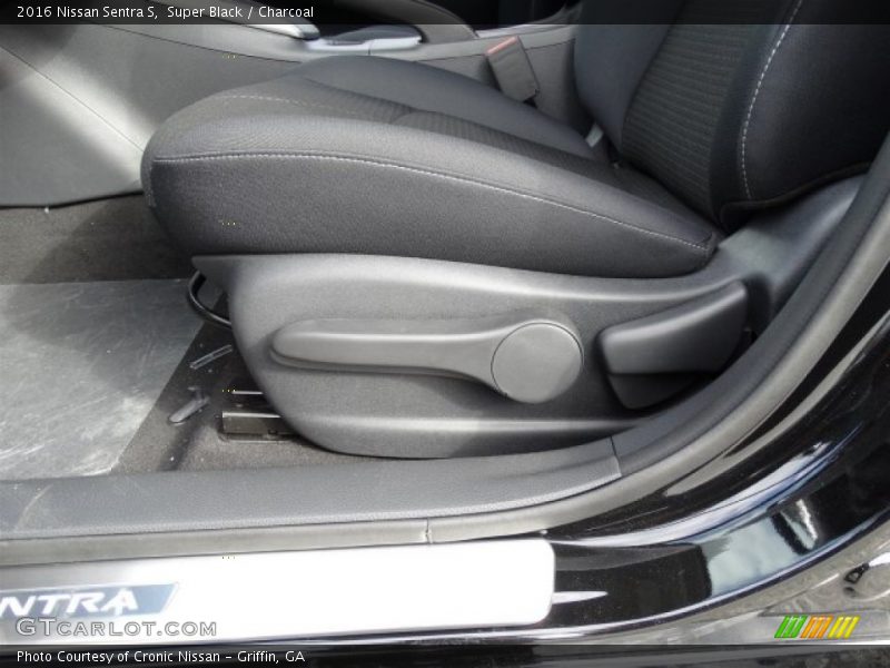 Super Black / Charcoal 2016 Nissan Sentra S