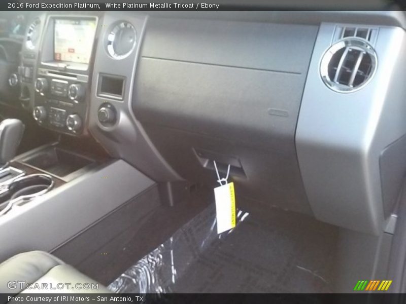 White Platinum Metallic Tricoat / Ebony 2016 Ford Expedition Platinum