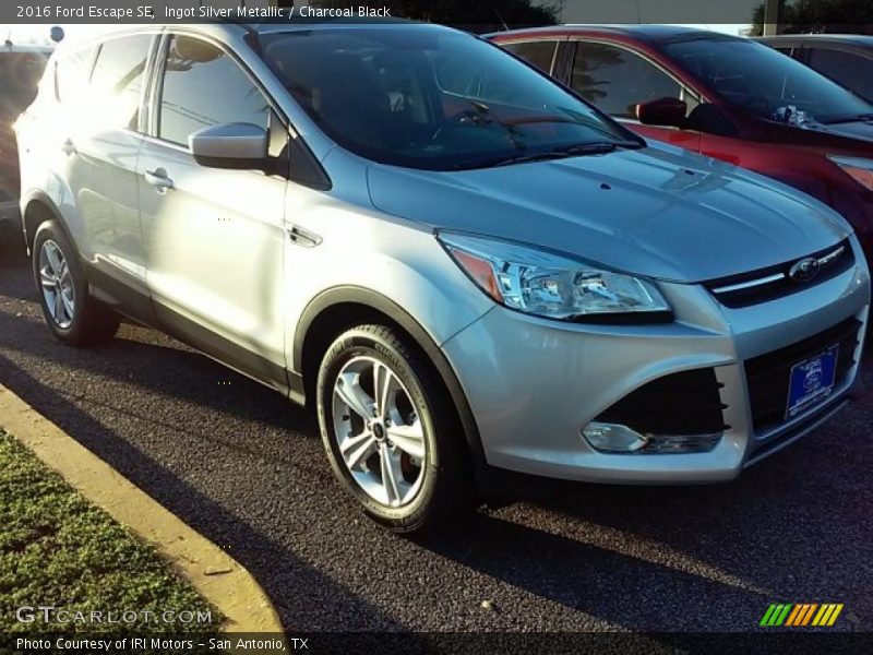 Ingot Silver Metallic / Charcoal Black 2016 Ford Escape SE