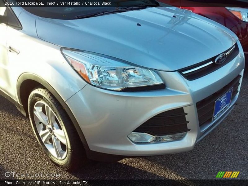 Ingot Silver Metallic / Charcoal Black 2016 Ford Escape SE