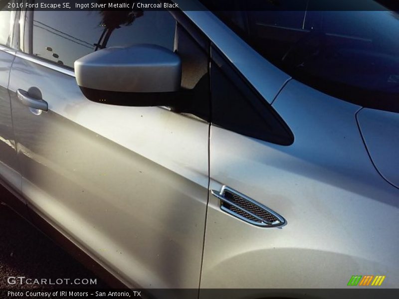 Ingot Silver Metallic / Charcoal Black 2016 Ford Escape SE