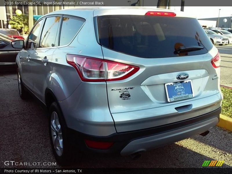 Ingot Silver Metallic / Charcoal Black 2016 Ford Escape SE